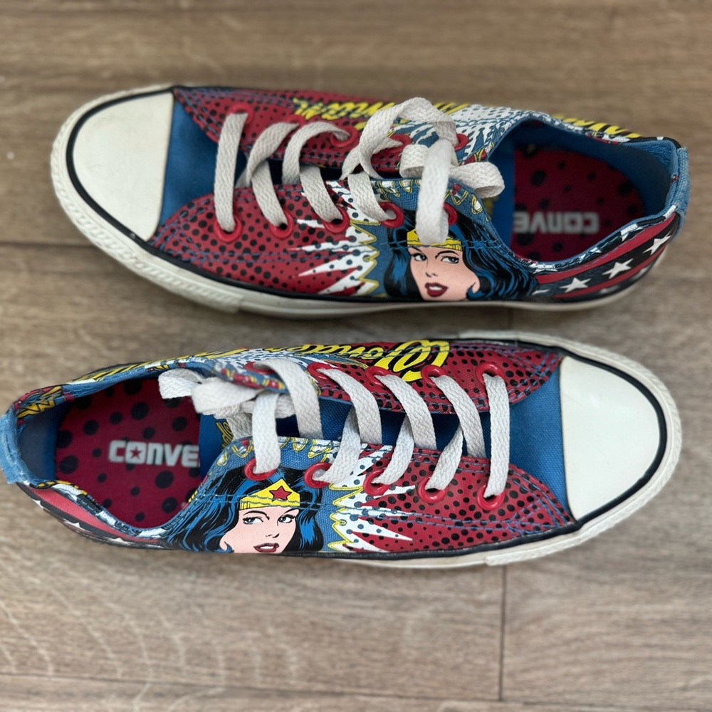 Converse, low tops Wonder Woman, limited edition. Size 6.
